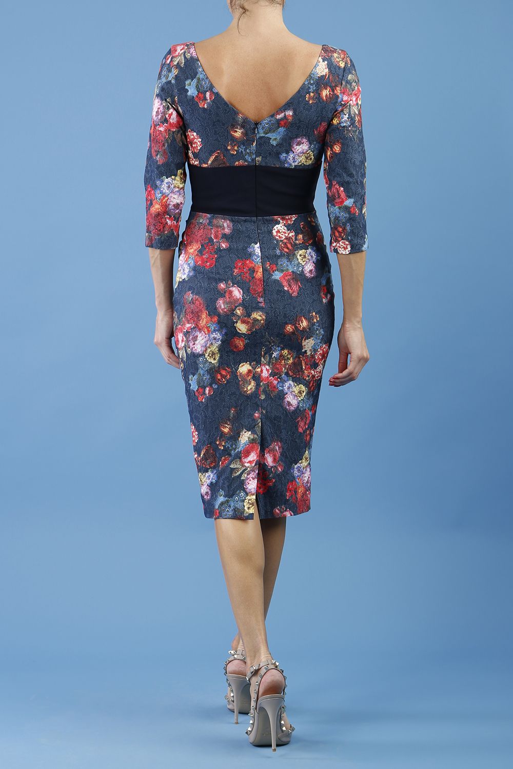 model is wearing diva catwalk stamford pencil dress with low v-neck and wide contrasting band in circle hidcote floral front