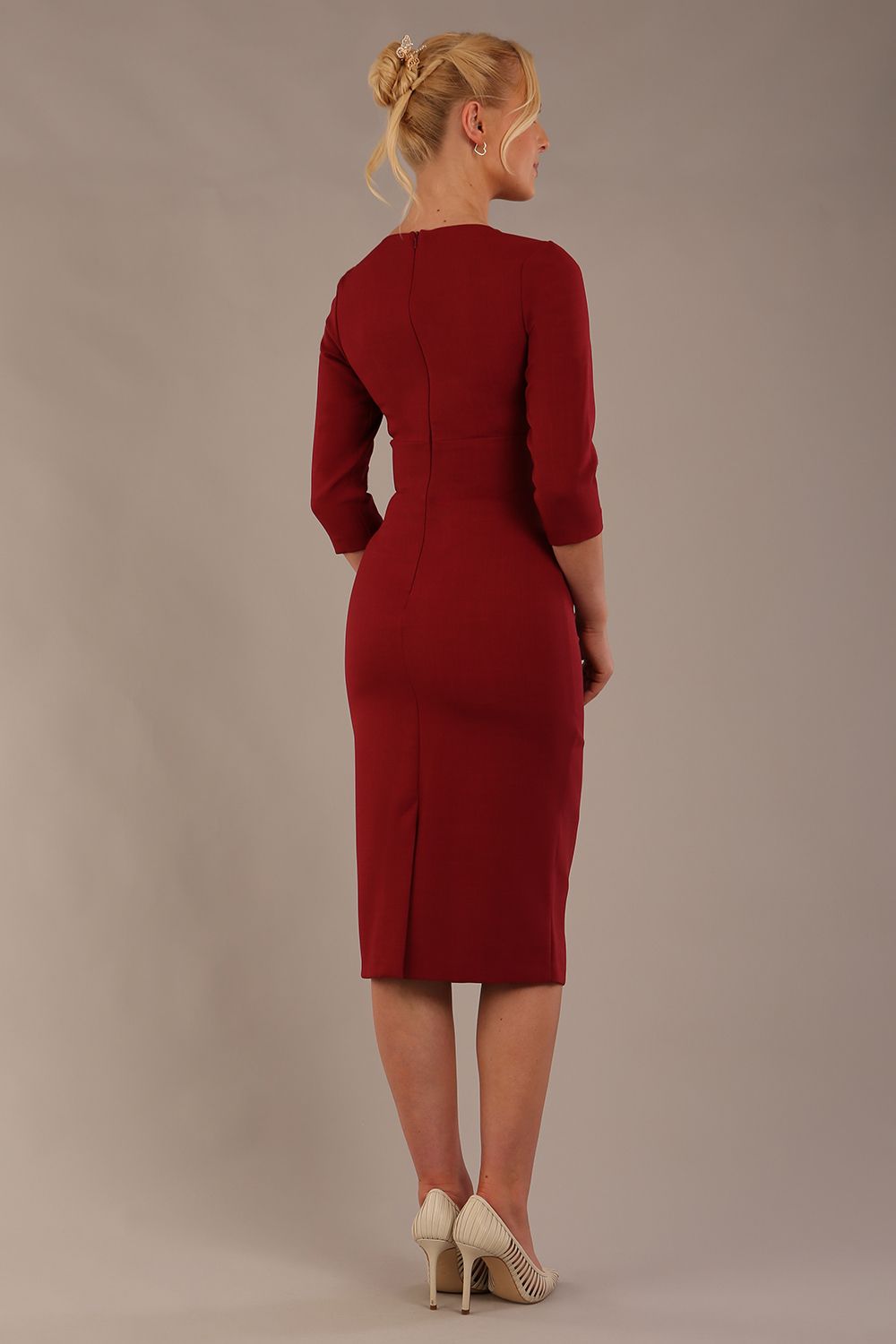 model is wearing the Diva Catwalk Ubrique pencil dress with Long sleeves and keyhole detail in Wine fabric colour (Wine)