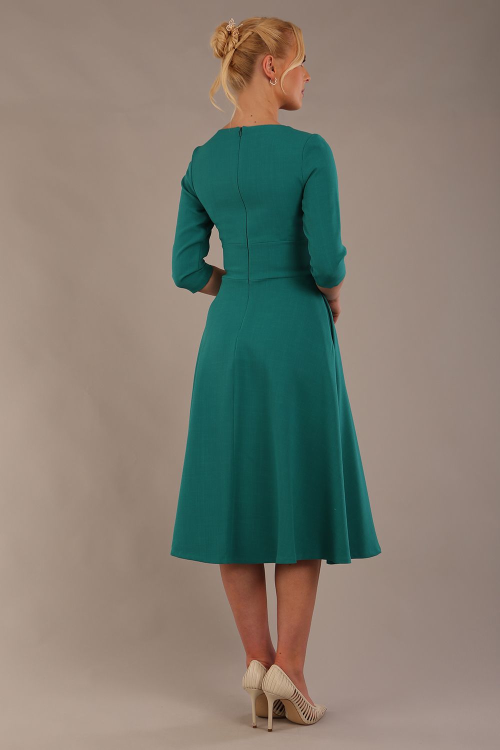 model is wearing diva catwalk casares swing dress with a keyhole neckline three quarter sleeve dress with pocket detail in Parasailing green front (Parasailing Green)