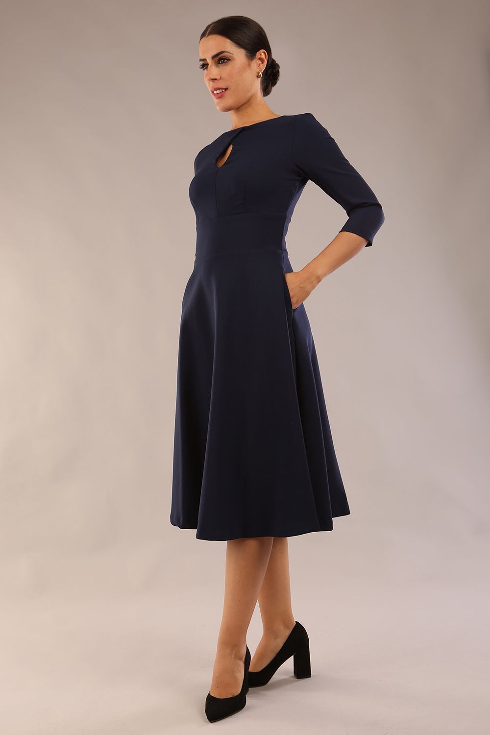  model is wearing diva catwalk casares swing dress with a keyhole neckline three quarter sleeve dress with pocket detail in navy blue front (Navy Blue)