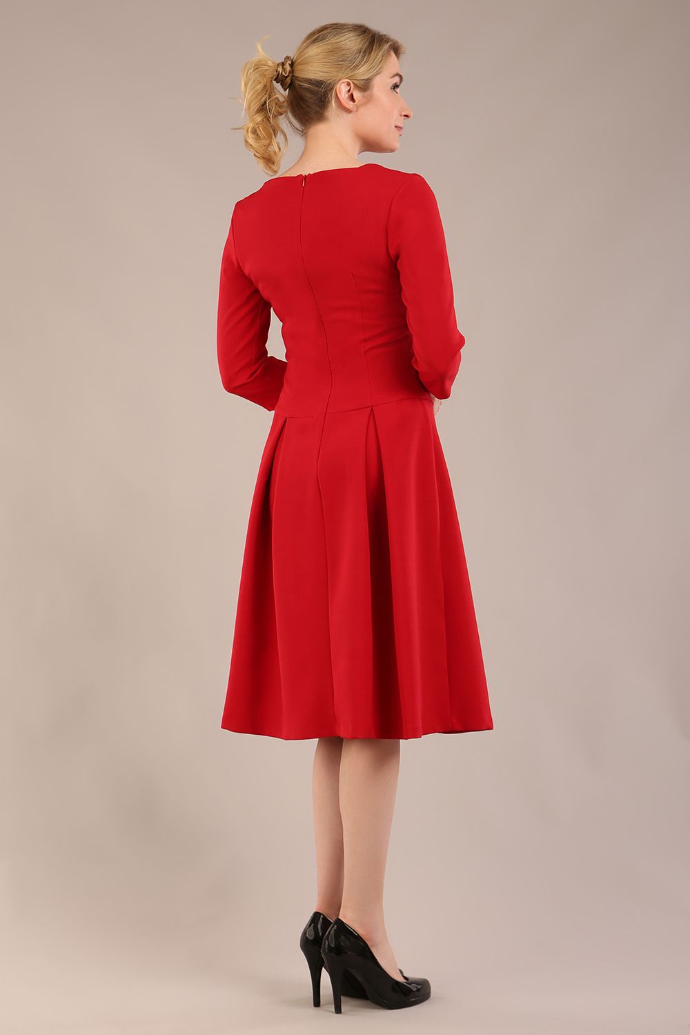 model is wearing a diva catwalk Cordelia Square Neck Pleated Midi A-line Dress with 3/4 sleeve in dark red colour front