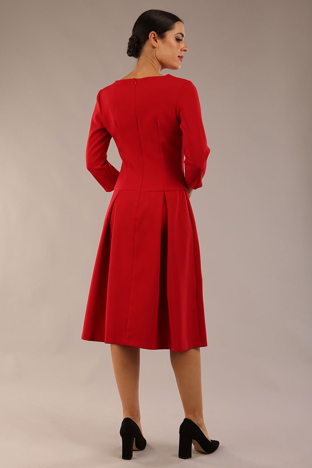 model is wearing a diva catwalk Cordelia Square Neck Pleated Midi A-line Dress with 3/4 sleeve in dark red colour front