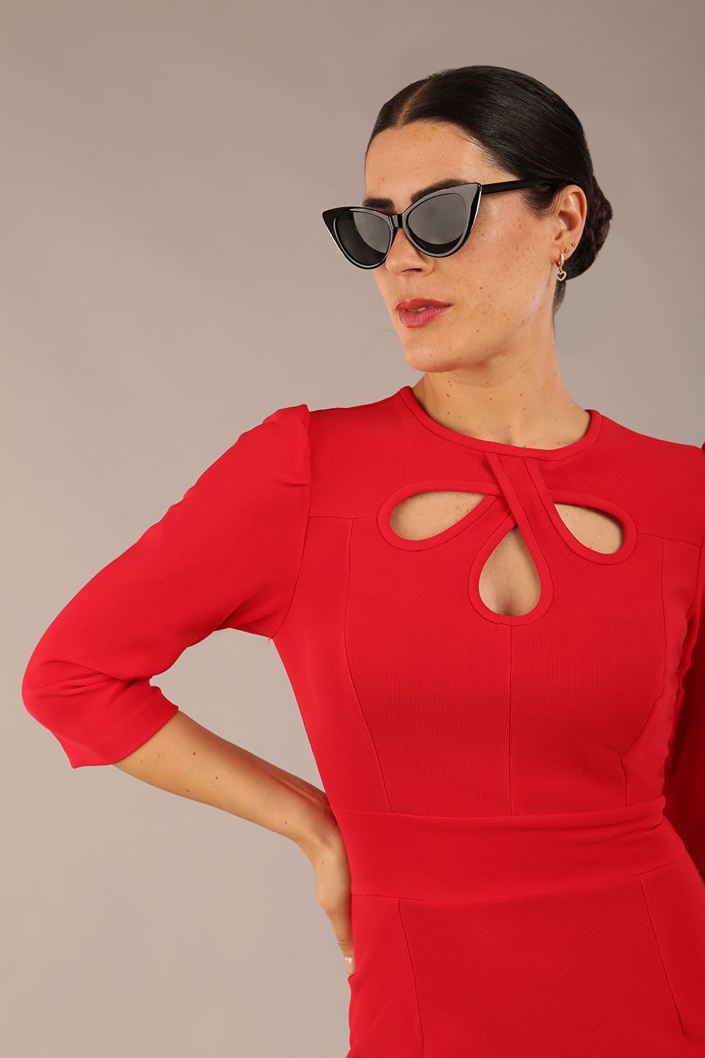 model is wearing a diva catwalk Quintessa Three Petal Keyhole Pencil Dress with 3/4 sleeves round neckline a below the knee length in red colour